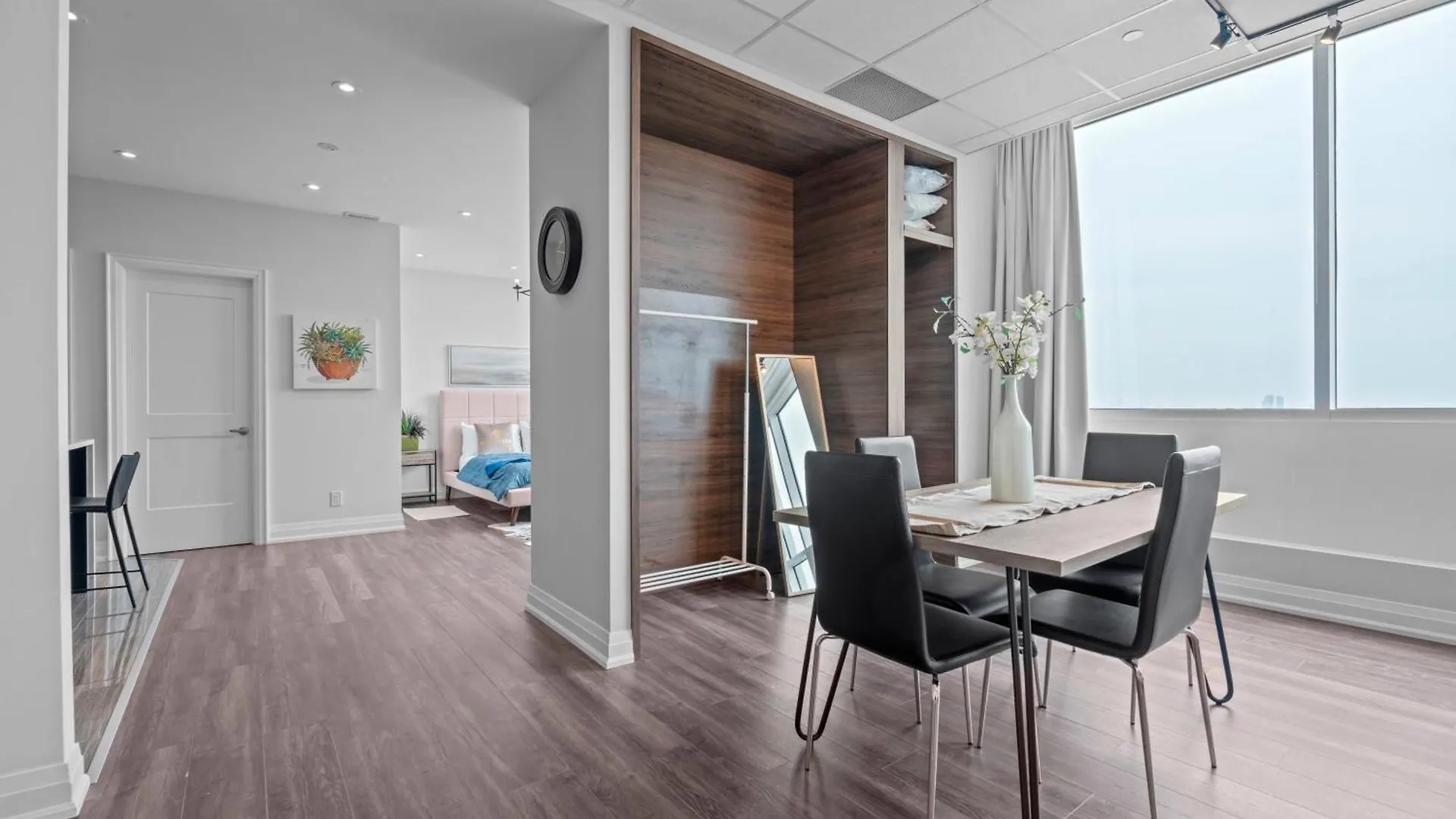 Bright Suites Finch West Steps To Metro By Hotel Duke トロント