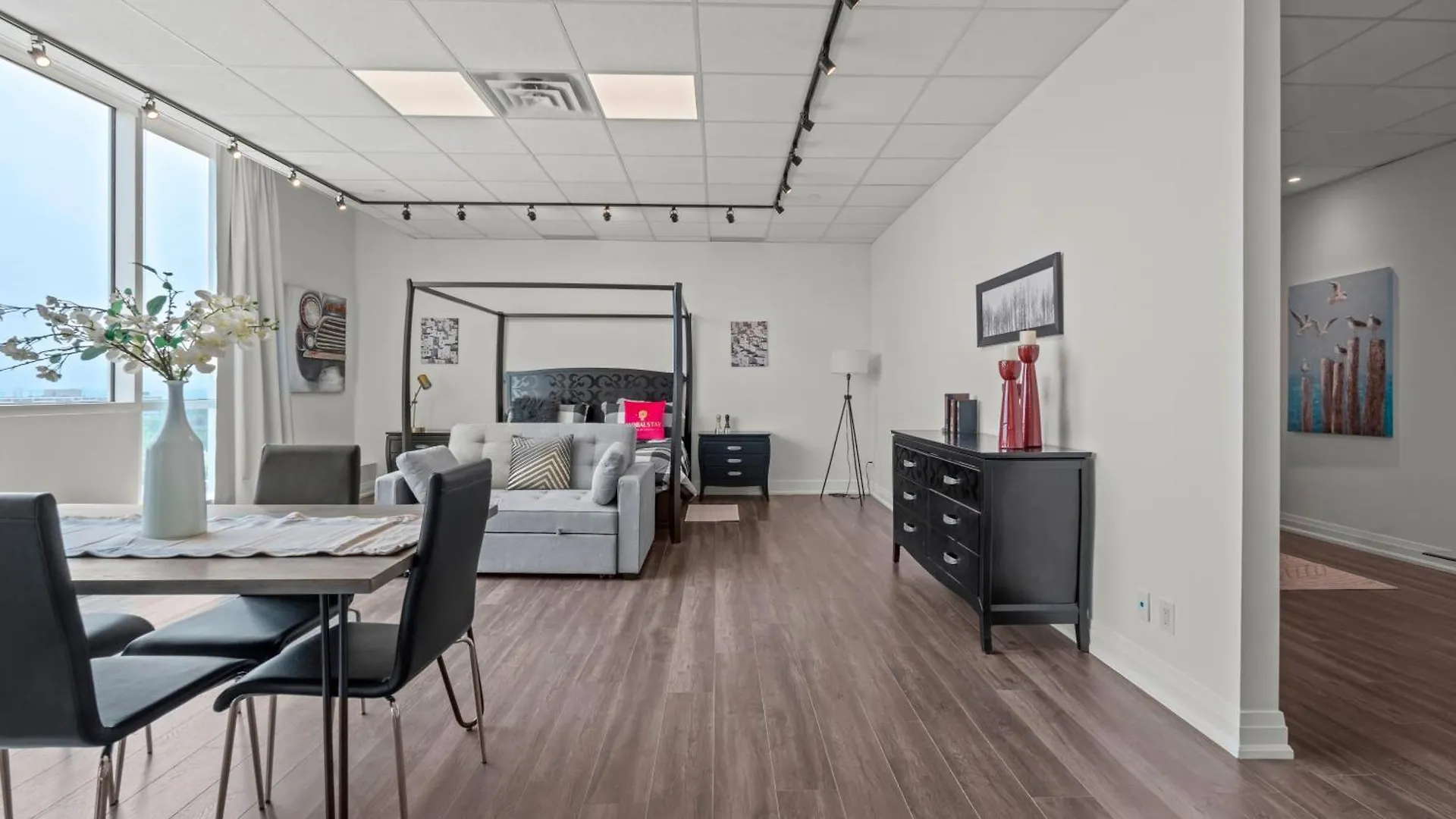 Bright Suites Finch West Steps To Metro By Hotel Duke トロント