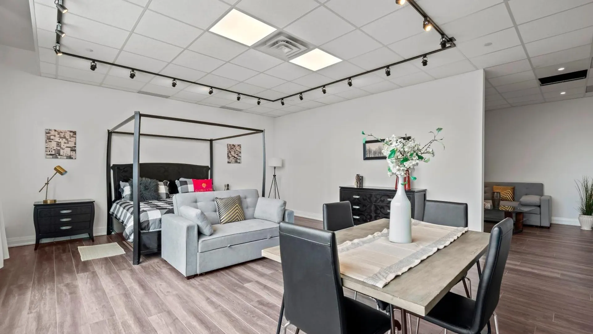 Bright Suites Finch West Steps To Metro By Hotel Duke Toronto 4*,